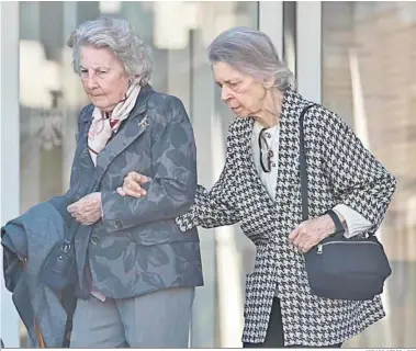  ?? SERGIO PÉREZ / EFE ?? Irene de Grecia (derecha), hermana de la reina Sofía, ayer a su salida de la clínica Ruber de Madrid.