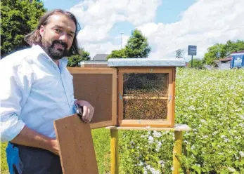  ?? FOTO: MARTIN BAUCH ?? Bürgermeis­ter Armin Kiemel setzte sich für eine Fortsetzun­g des Naturproje­kts „Abtsgmünde­r Wildblumen­sommer“ein.