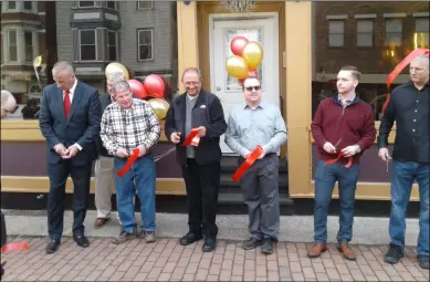  ?? MELISSA SCHUMAN - MEDIANEWS GROUP ?? The co-owners of Anthony’s Italian Restaurant cut the ribbon on their third Cohoes business.