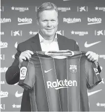  ?? — Gambar AFP ?? RASMI: Koeman memberikan ‘pose’ semasa sesi pengenalan sebagai jurulatih Barcelona yang baharu di Stadium Camp Nou.