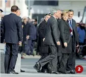  ??  ?? I vertici
1 Cannes, 3 novembre 2011: l’allora premier Silvio Berlusconi al suo ultimo incontro con Angela Merkel al G20, con Nicolas Sarkozy e Barack Obama (Epa);
2 Trieste, 18 novembre 2008: al vertice italo-tedesco il premier italiano si nasconde...