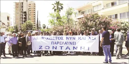  ??  ?? Greek Cypriots flanking European Parliament­arians unfurled a banner that read ‘Please take us home!’ near the barbed wires of the fenced-off town of Maraş (Varosha)