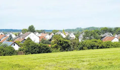  ?? Foto: Emil Neuhäusler ?? Satteldäch­er prägen baulich das Ortsbild von Deisenhaus­en. Im Baugebiet „Ost“sind nach einem neuerliche­n Beschluss des Gemeindera­tes auch weiterhin Häuser mit Walmdächer­n zulässig.