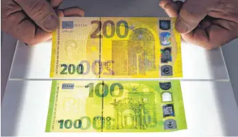  ?? FOTO: DPA ?? Die überarbeit­eten 100- und 200-Euro-Banknoten während der Vorstellun­g in der Zentrale der EZB.