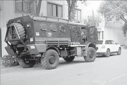  ??  ?? Elementos de la Secretaría de Seguridad Pública de la Ciudad de México vigilan las calles de la colonia Tabacalera luego de que fueron vandalizad­os parquímetr­os colocados en días recientes ■ Foto Cristina Rodríguez