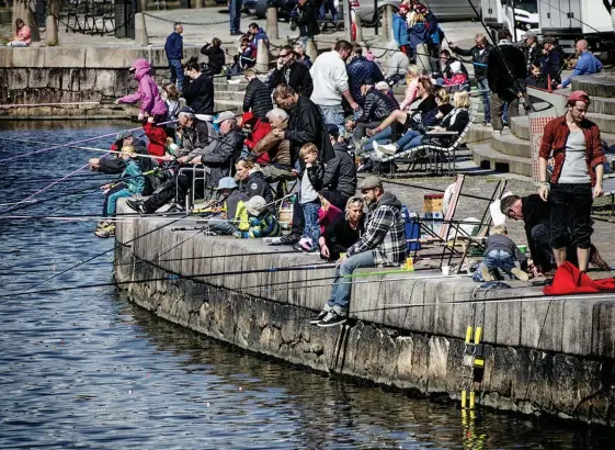  ?? Bild: NICKLAS ELMRIN ?? FOLKFEST. Runt Feskekörka var det fullt med fiskare i går förmiddag. Med hjälp av det fina vårvädret lockades fler än de senaste åren till årets upplaga av Vallgravsm­etet.