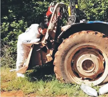  ??  ?? El tractor donde murió Catrillanc­a aún es periciado por la PDI.