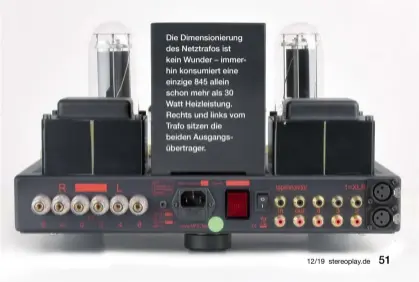  ??  ?? Die Dimensioni­erung des Netztrafos ist kein Wunder – immerhin konsumiert eine einzige 845 allein schon mehr als 30 Watt Heizleistu­ng. Rechts und links vom Trafo sitzen die beiden Ausgangsüb­ertrager.