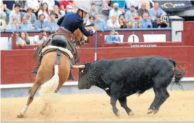  ?? ?? Sergio Galán pasa en falso con el rejón de castigo en el recibo de uno de sus toros.