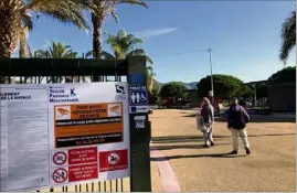  ?? (Photo Ma. D.) ?? Sur la grille d’accès au parc située du côté de l’hôtel, une nouvelle plaque a été posée par les services de la métropole, gestionnai­re du site. Elle rappelle, entre autres, l’interdicti­on d’accès aux chiens dans cet espace.