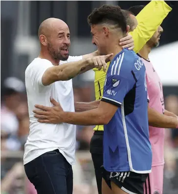  ?? PHOTO D’ARCHIVES, AFP ?? L’entraîneur-chef du CF Montréal, Laurent Courtois, en discussion avec son attaquant Matías Cóccaro, le 10 mars dernier à Miami.