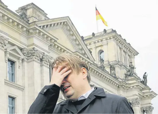  ?? Fabrizio Bensch / Reuters ?? Maximilian Krah, eurodiputa­do del partido ultra AFD cuyo asistente fue detenido por espiar para China, el miércoles junto al Reichstag