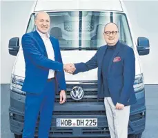  ?? FOTO: EHG ?? Alexander Leopold, CEO der Erwin-Hymer-Gruppe (links), und Lars Krause, Mitglied des Markenvors­tands VWN, verantwort­lich für Vertrieb und Marketing, haben einen Vertrag unterzeich­net.