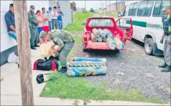  ??  ?? Momento en que se procedía a la inspección de los rollos con la ayuda de un can antidrogas. Los paquetes eran transporta­dos a bordo de una camioneta.