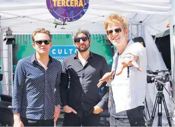  ??  ?? ► La banda provenient­e de Texas, Spoon, ayer en el área de prensa.