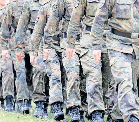  ?? FOTO: IMAGO/BJÖRN TROTZKI ?? Im Gleichschr­itt: Bundeswehr­soldaten marschiere­n während der Grundausbi­ldung.