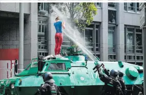  ??  ?? Die Sicherheit­skräfte in Hamburg gingen rigoros gegen die Teilnehmer der G20Protest­e vor. Das sorgte nicht für ungeteilte Zustimmung