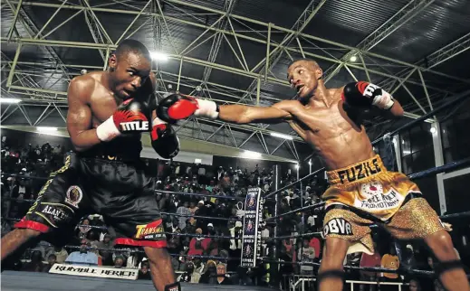  ?? / MICHAEL PINYANA ?? Rofhiwa ‘War Child’ Maemu tries to avoid a straight right from Azinga ‘Golden Boy’ Fuzile during their South African featherwei­ght bout on July 30 last year, which Fuzile won.