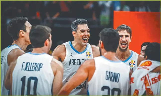  ?? FIBA ?? DIA FELIZ. La Selección festeja luego del impresiona­nte triunfo ante Francia, con una actuación sólida en defensa que anuló el poderío rival y con un Scola brillante.