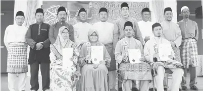  ??  ?? BAKRI dan yang lain merakamkan gambar kenangan bersama pemenang johan dan naib johan qari dan qariah.