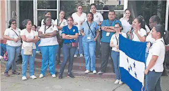  ?? FOTO: LA PRENSA ?? PLANTÓN. Estudiante­s de último año se apostaron en la plaza de la Unah-vs para denunciar el problema.