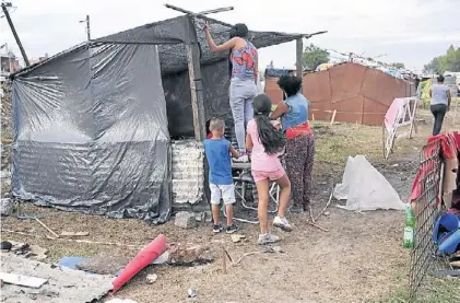  ?? / MARTIN BONETTO ?? Trabajos. Los vecinos de la Villa 20 siguen armando casillas en los terrenos de Pola y Cruz.