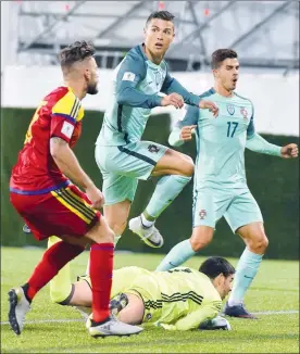  ??  ?? El atacante y astro Cristano Ronaldo del Real Madrid abrió el marcador en la victoria 2-0 de Portugal ante Andorra ■ Foto Afp