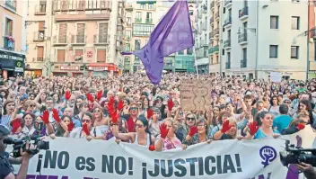  ??  ?? Miles de personas se manifestar­on ayer en Pamplona y otras ciudades españolas contra de la liberación provisiona­l de “La Manada”, grupo de jóvenes que abusó de una chica y que salió de prisión a la espera de que su condena quede en firme.