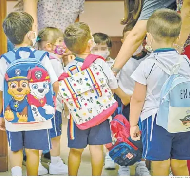  ?? JULIO GONZÁLEZ ?? Un grupo de alumnos de Infantil de 3 años entrando en un colegio de la capital el primer día de curso.