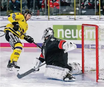  ??  ?? Torjäger aus der NHL: Jordan Caron (links, Krefeld ) bezwingt Niklas Treutle (Nürnberg).