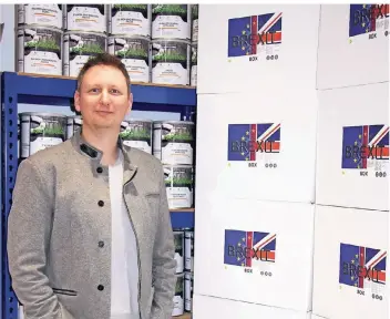  ?? FOTO: DPA ?? James Blake verkauft Brexit-Notfall-Kisten. Mehr als 100 Mahlzeiten soll eine Box enthalten.