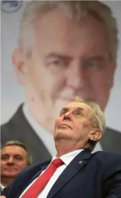  ??  ?? ’Straatvech­ter’ Milos Zeman blijft president van Tsjechië. © afp