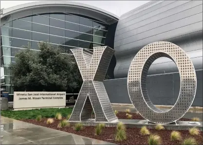  ?? SAL PIZARRO — STAFF ?? “XO,” by Laura Kimpton and Jeff Schomberg, was dedicated at San Jose Mineta Internatio­nal Airport on Thursday.