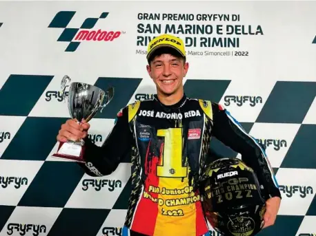  ?? ESTRELLA GALICIA MONLAU ?? José Antonio Rueda, tras ser campeón del Mundial Junior de Moto3 del JuniorGP en el circuito de Misano.