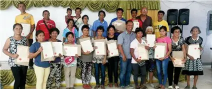  ?? CONTRIBUTE­D FOTO ?? LAND TITLES. The 25 Barili farmers proudly show their land titles after the distributi­on ceremony of the Department of Agrarian Reform.