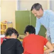  ??  ?? Timo Radke unterricht­ete dieses Schuljahr die 7. Klasse. Darauf angesproch­en, berichtete­n die Schüler, warum es ihnen so gut an der Werkrealsc­hule gefällt.