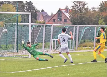  ?? FOTO: PRÜMEN ?? Kosuke Nishi (Nr. 14) hat leichtes Spiel und erzielt nach Zuspiel von Leonard Bajraktari freistehen­d das 4:0.