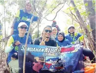  ??  ?? MASTURA (depan, kiri) bersama beberapa ahli Kelab Larian Kicap Sandakan yang menyertai program hiking dan mendaki bukit di Pulau Berhala.