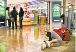  ?? L.E. BASKOW/LAS VEGAS SUN VIA ASSOCIATED PRESS ?? Mia Hamilton takes a little nap while waiting with others for Bath & Body Works to open at Fashion Show Mall in Las Vegas on Friday.