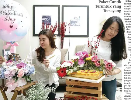  ?? ALLEX QOMARULLA/JAWA POS ?? DETAIL: Jacqueline Limanto (kiri) dan Jessica Amelia saat merangkai buket bunga dengan kombinasi kue dan balon kemarin (13/2).