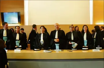  ??  ?? C’était jour de rentrée, hier matin, au tribunal, où Fabienne Atzori, procureur de la République, et Michaël Janas, président du TGI, ont accueilli les « petits nouveaux ». (Photo DR)