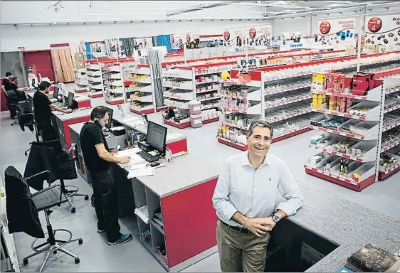  ?? ANA JIMÉNEZ ?? Eduard Daunis, en la nueva tienda para profesiona­les que la empresa tiene en Sabadell