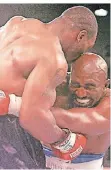  ?? FOTO: DPA ?? Evander Holyfield (r.), 1997 im Ring mit Mike Tyson.