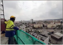  ?? (Photo D. Leriche) ?? Lors des travaux de démolition du Vendémiair­e, en mars . Le programme de rénovation urbaine du quartier Berthe s’achève fin .