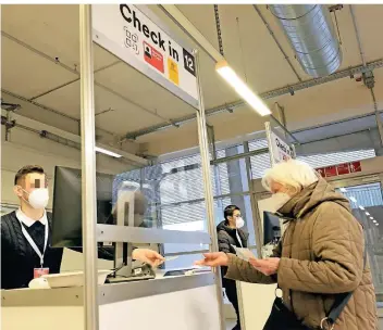  ?? FOTO: ULRICH MENNEKES ?? Erna Kretteck bei ihrem ersten Impftermin in der Düsseldorf­er Arena. Anfang März muss sie erneut dorthin, einige Zeit später gilt die 89-Jährige dann als immun gegen das Coronaviru­s.