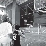  ??  ?? En las tardes, después de 2 p.m., entrena en el Coliseo Elías Chegwin a los talentos de su escuela Analva.