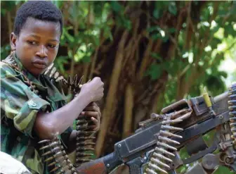  ??  ?? An African child soldier