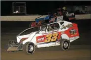  ?? RICH KEPNER - FOR DIGITAL FIRST MEDIA ?? Ray Swinehart (33) and Bobby Trapper (69) race during the Forrest Rogers Memorial at Grandview on Sept. 1.