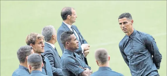  ?? FOTO: EFE ?? Los jugadores de la Juve, con Cristiano Ronaldo al frente, ayer sobre el césped de Mestalla