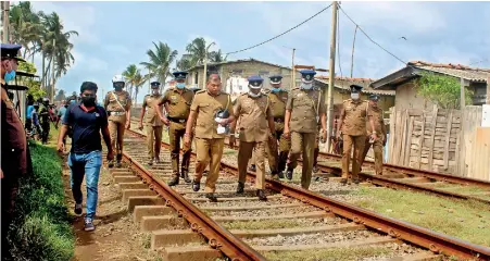  ??  ?? Senior Deputy Inspector General Deshabandu Tennakoon visiting the area last afternoon to calm the angry residents